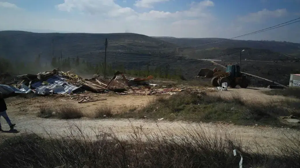 פינוי מבנים מהמאחז עמונה לאחר פינוי המשפחות והמפגינים, 6 בפברואר2017 פינוי מבנים מהמאחז עמונה לאחר פינוי המשפחות והמפגינים, 6 בפברואר2017