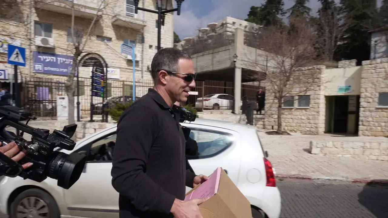 חוקר יוצא מעיריית צפת בעקבות פשיטה משטרתית על המקום בחשד כי בכירים ביצעו עבירות שוחד ומרמה, 6 בפברואר 2017 חוקר יוצא מעיריית צפת בעקבות פשיטה משטרתית על המקום בחשד כי בכירים ביצעו עבירות שוחד ומרמה, 6 בפברואר 2017