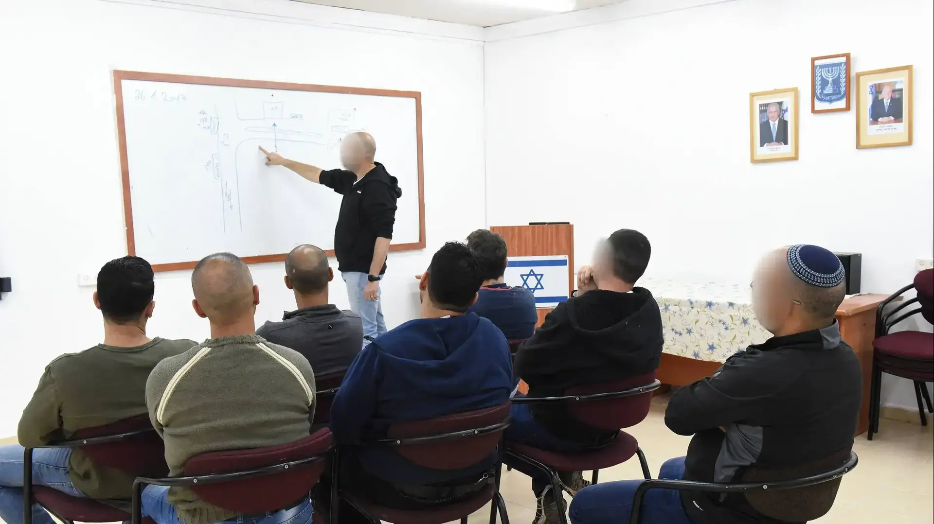 תדרוך של קציני יחידת צור של שירות בתי הסוהר לפני יציאה למעקב ופיקוח אחר עברייני מין. ינואר 2017 תדרוך של קציני יחידת צור של שירות בתי הסוהר לפני יציאה למעקב ופיקוח אחר עברייני מין. ינואר 2017