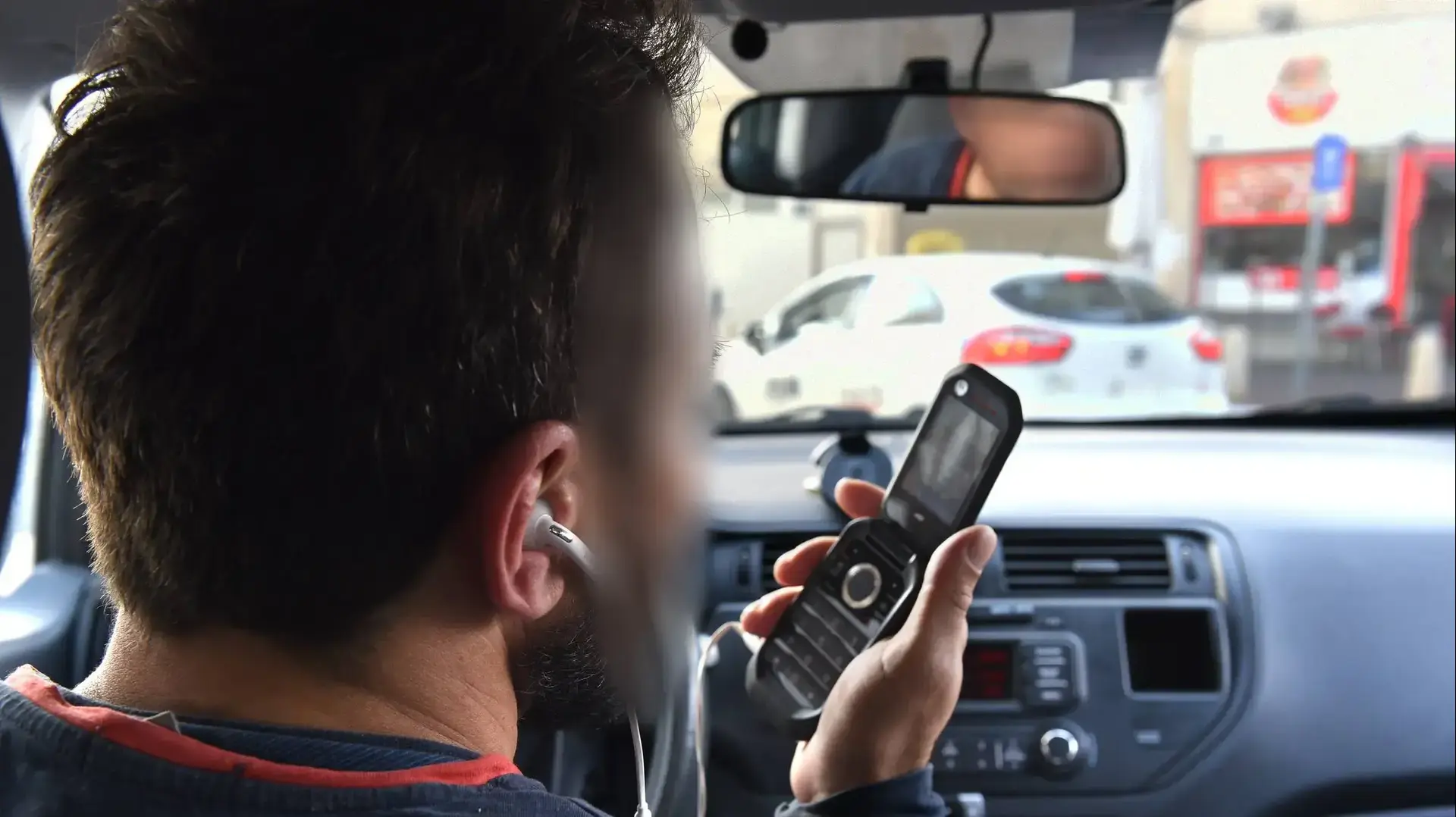 בלש של שירות בתי הסוהר במהלך מבצע מעקב ופיקוח אחר עברייני מין, ינואר 2017 בלש של שירות בתי הסוהר במהלך מבצע מעקב ופיקוח אחר עברייני מין, ינואר 2017