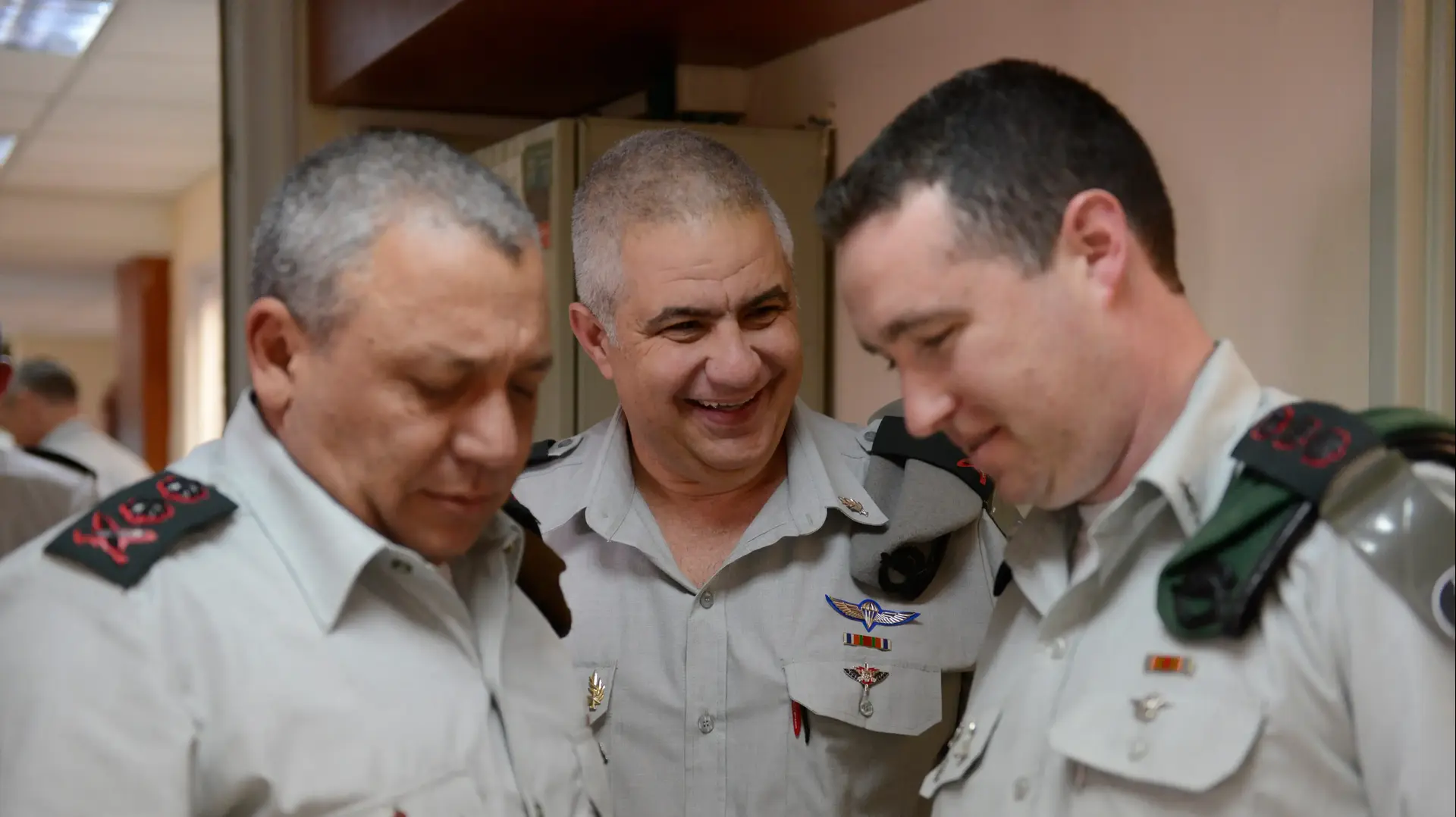אל"ם רונן מנליס, עוזר הרמטכ"ל שעתיד להתמנות לתפקיד דובר צה"ל לצד דובר צה"ל הנוכחי מוטי אלמוז והרמטכ"ל גדי איזנקוט, 7 בפברואר 2017 אל"ם רונן מנליס, עוזר הרמטכ"ל שעתיד להתמנות לתפקיד דובר צה"ל לצד דובר צה"ל הנוכחי מוטי אלמוז והרמטכ"ל גדי איזנקוט, 7 בפברואר 2017
