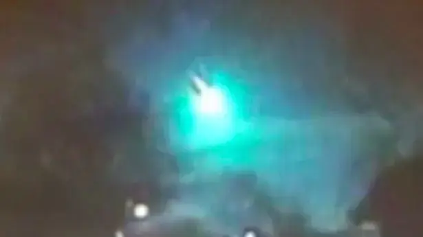 אור ירוק מסנוור בשמי אילינוי אור ירוק מסנוור בשמי אילינוי