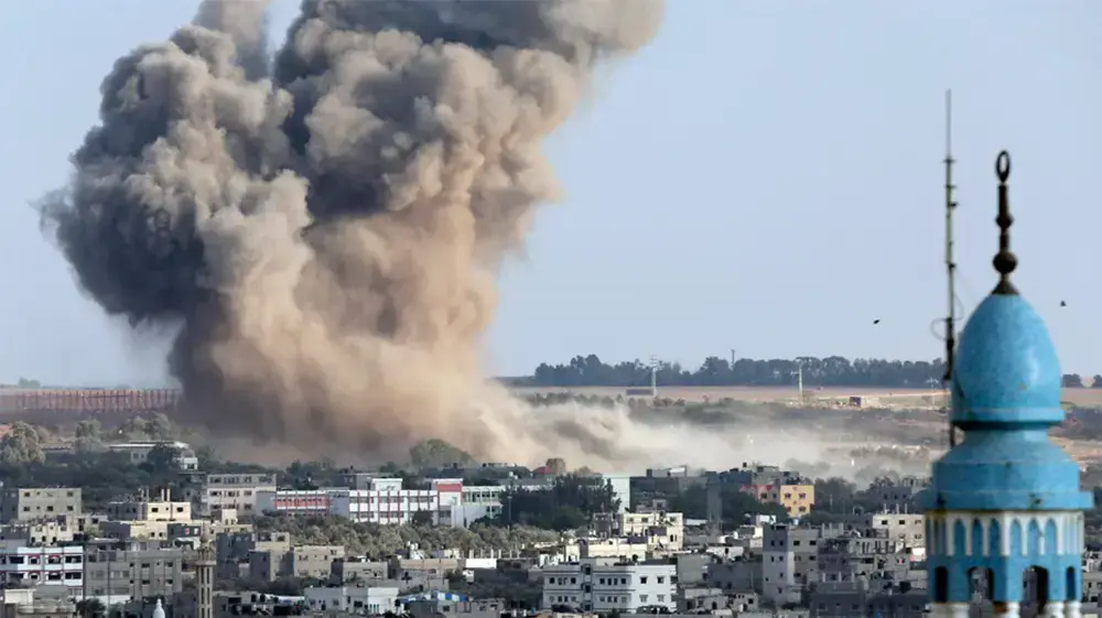 עשן מיתמר בשמי עזה אחרי תקיפת צה"ל. 9 באוגוסט 2014 עשן מיתמר בשמי עזה אחרי תקיפת צה"ל. 9 באוגוסט 2014