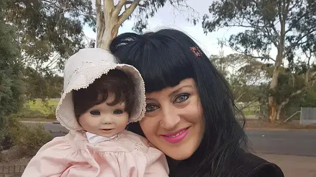 משוחחת עם המתים דרך בובות רדופות משוחחת עם המתים דרך בובות רדופות