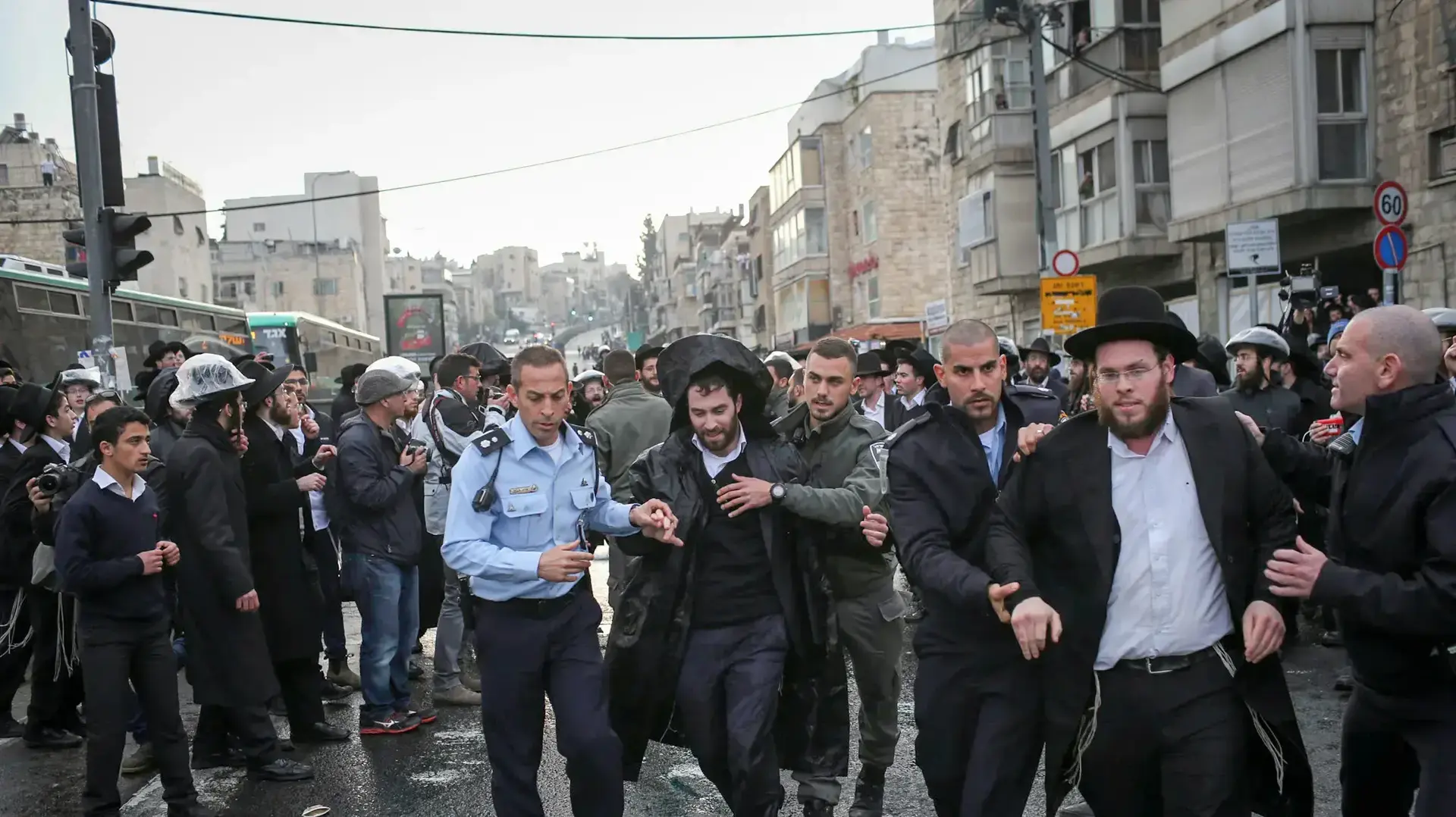 הפגנה של חרדים נגד גיוס לצה"ל בצומת בר אילן בירושלים, 9 בפברואר 2017 הפגנה של חרדים נגד גיוס לצה"ל בצומת בר אילן בירושלים, 9 בפברואר 2017