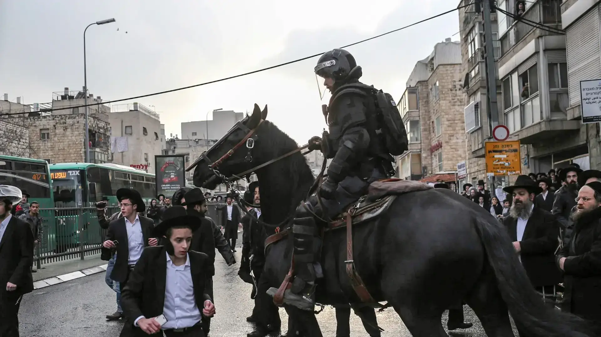 הפגנה של חרדים נגד גיוס לצה"ל בצומת בר אילן בירושלים, 9 בפברואר 2017 הפגנה של חרדים נגד גיוס לצה"ל בצומת בר אילן בירושלים, 9 בפברואר 2017