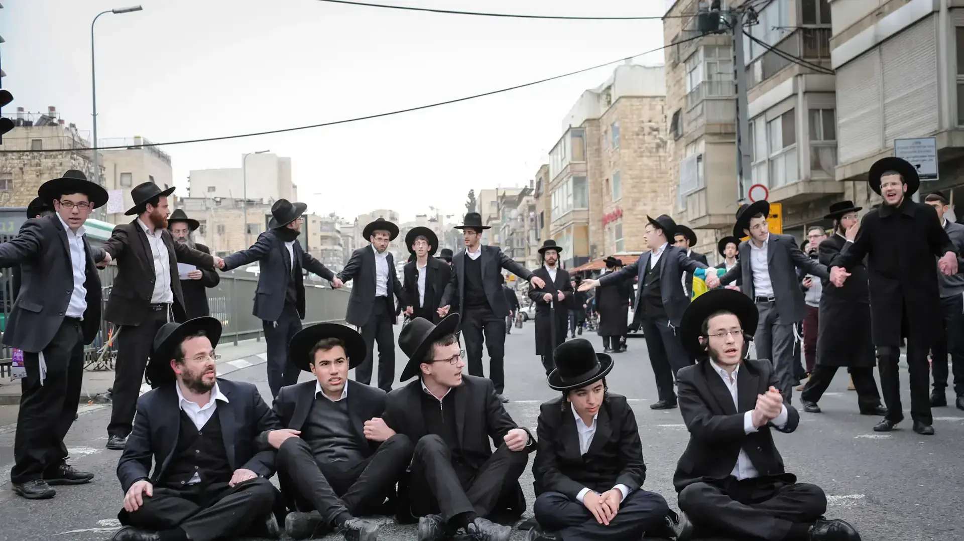 הפגנה של חרדים נגד גיוס לצה"ל בצומת בר אילן בירושלים, 9 בפברואר 2017 הפגנה של חרדים נגד גיוס לצה"ל בצומת בר אילן בירושלים, 9 בפברואר 2017