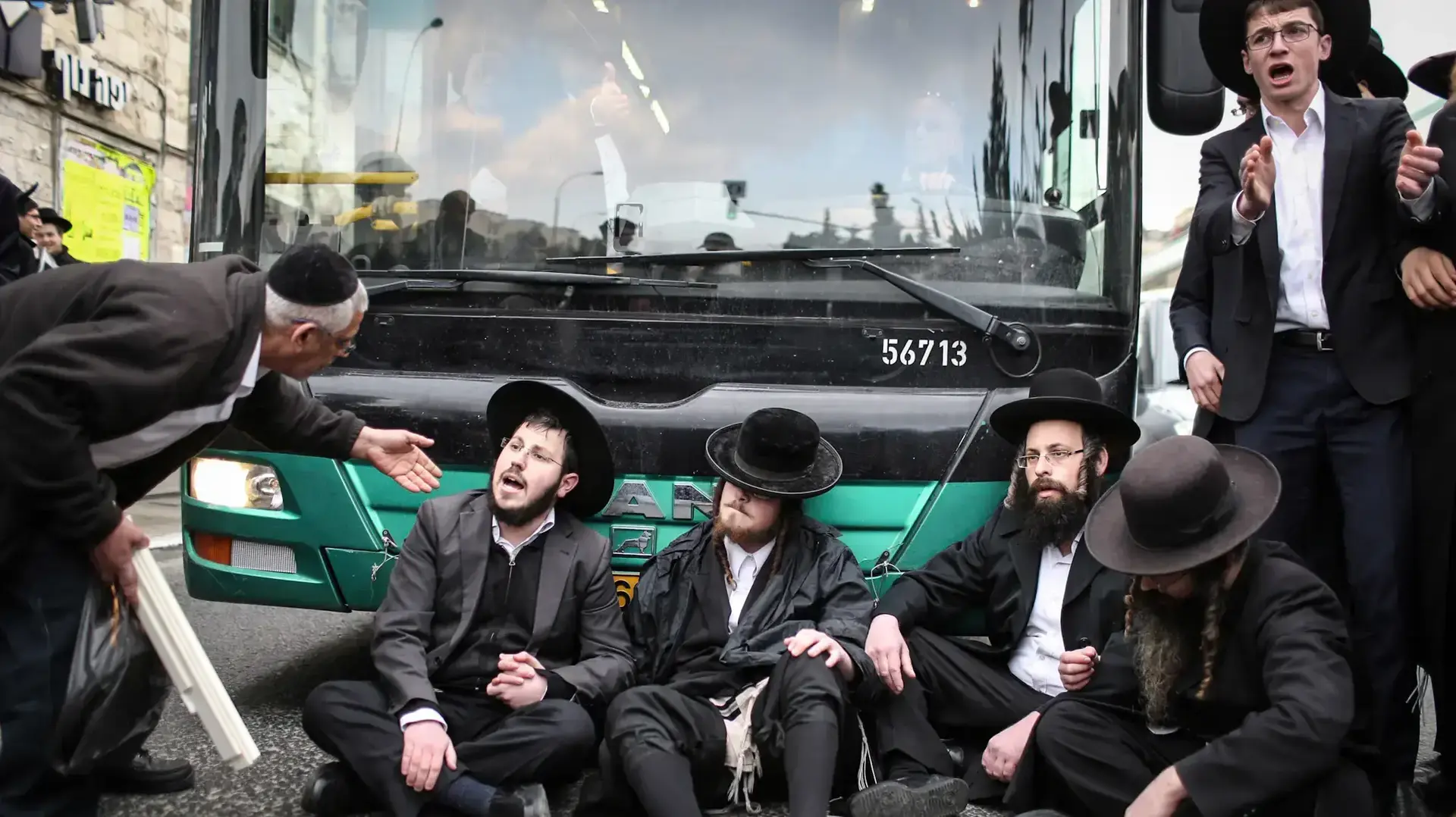 הפגנה של חרדים נגד גיוס לצה"ל בצומת בר אילן בירושלים, 9 בפברואר 2017 הפגנה של חרדים נגד גיוס לצה"ל בצומת בר אילן בירושלים, 9 בפברואר 2017
