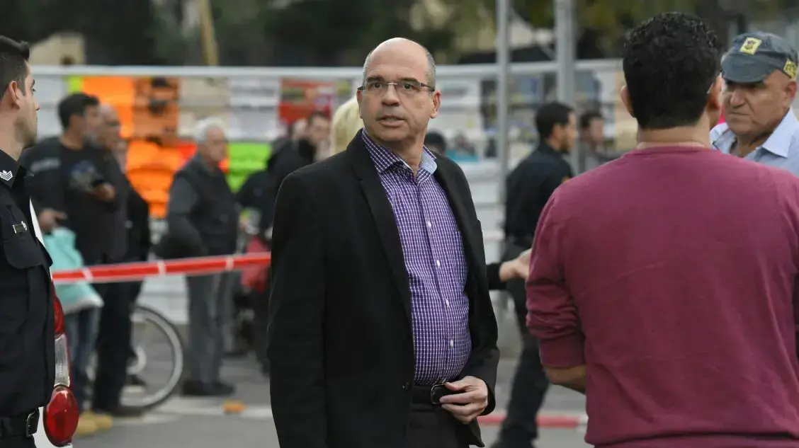 ראש עיריית פתח תקווה איציק ברוורמן בזירת אירוע הירי ברחוב הברון הירש, 9 בפברואר 2017