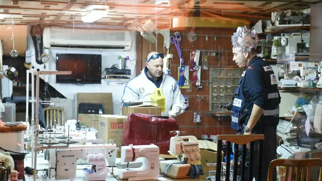 לאון בעל החנות אליה נכנס המחבל שביצע אירוע ירי ברחוב הירש בפתח תקווה, 9 בפברואר 2017 לאון בעל החנות אליה נכנס המחבל שביצע אירוע ירי ברחוב הירש בפתח תקווה, 9 בפברואר 2017