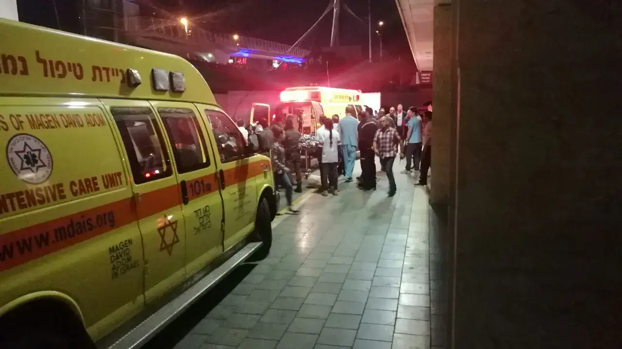 אמבולנס מגיע עם פצועים מהפיגוע ברחוב הירש בפתח תקווה, בית החולים בילינסון, 9 בפברואר 2017 אמבולנס מגיע עם פצועים מהפיגוע ברחוב הירש בפתח תקווה, בית החולים בילינסון, 9 בפברואר 2017