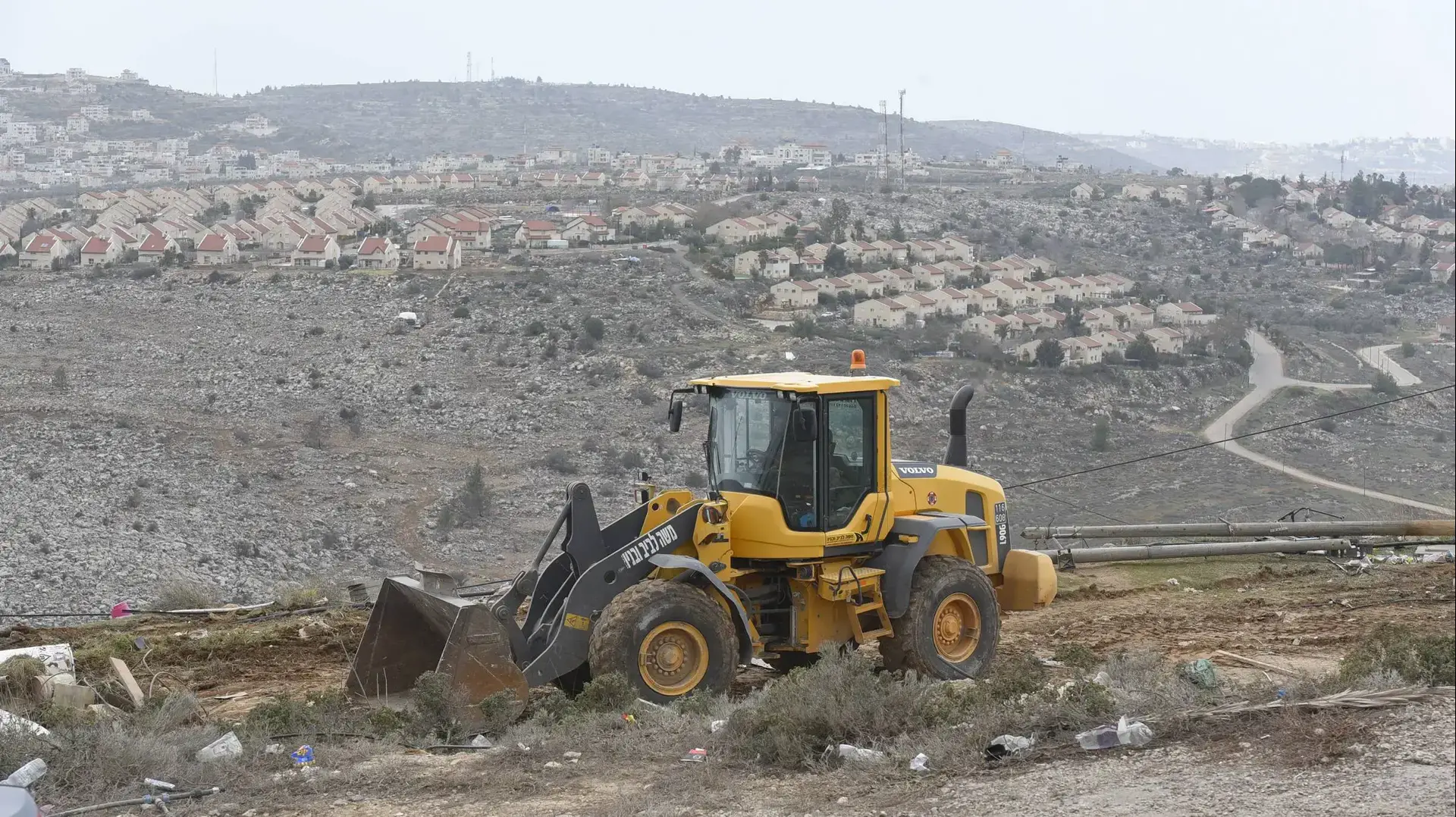 המאחז עמונה במהלך הריסת המבנים האחרונים לאחר פינויו מתושבים ומפגינים, 8 בפברואר 2017