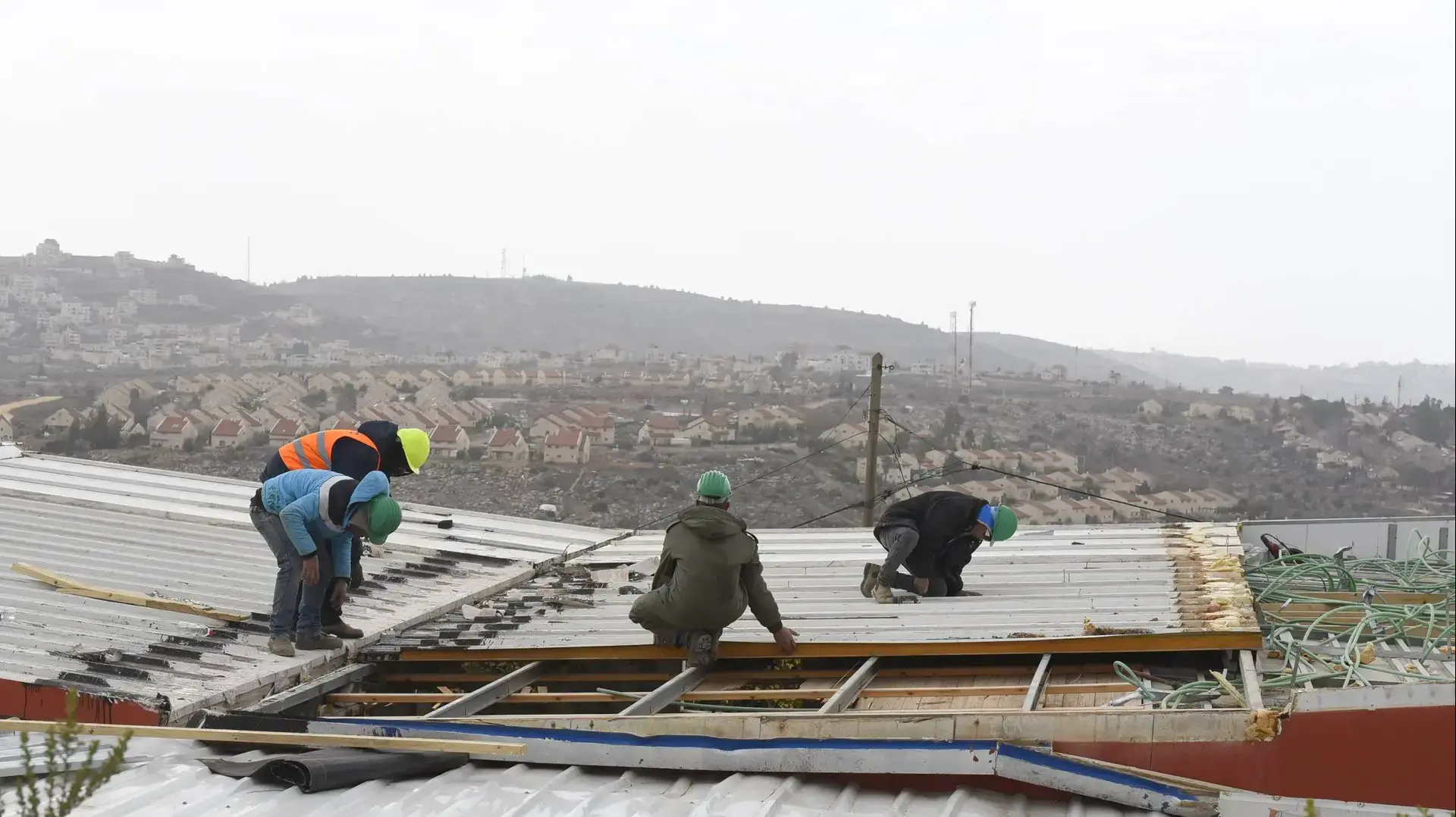 המאחז עמונה במהלך הריסת המבנים האחרונים לאחר פינויו מתושבים ומפגינים, 8 בפברואר 2017