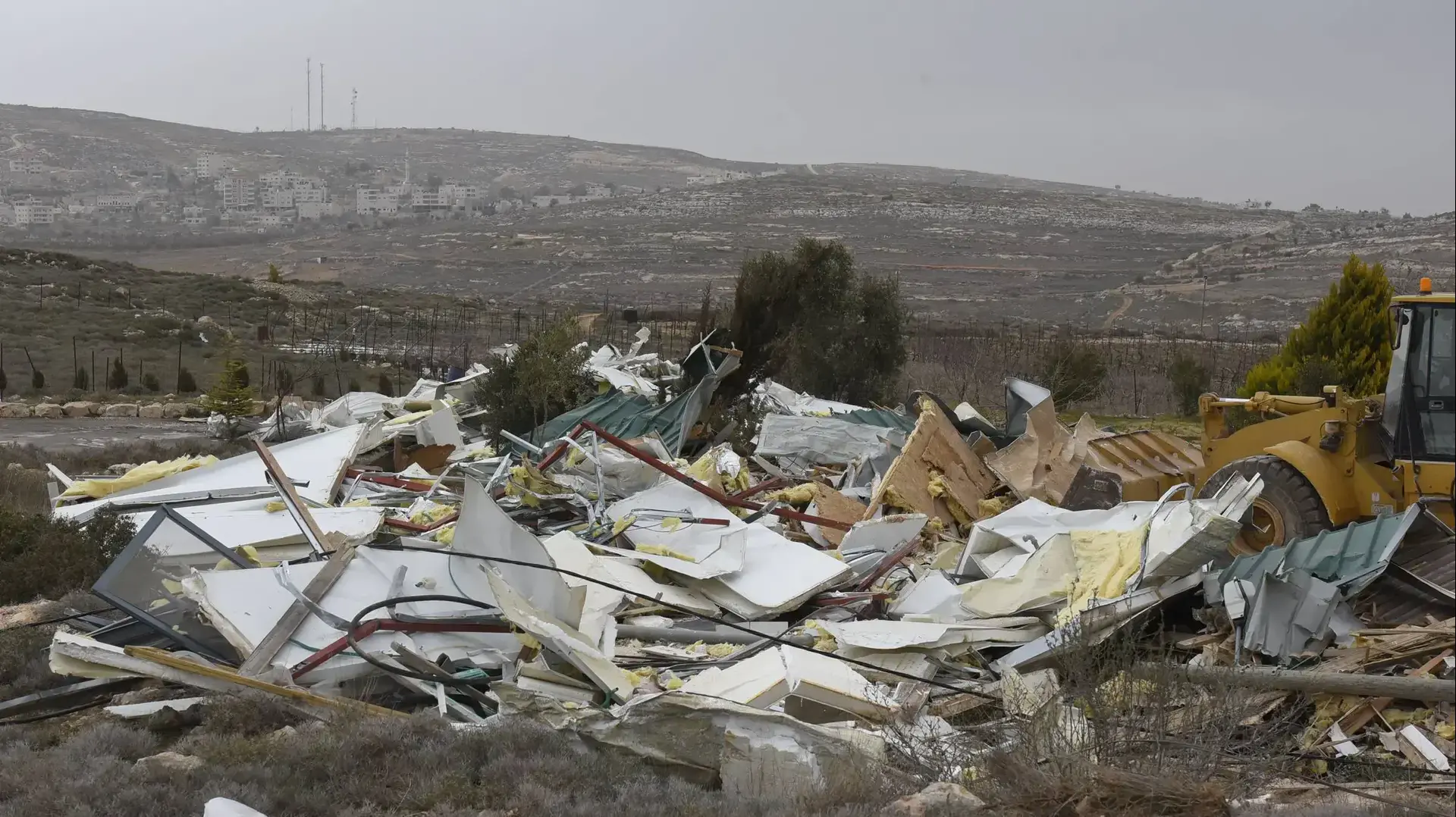 המאחז עמונה במהלך הריסת המבנים האחרונים לאחר פינויו מתושבים ומפגינים, 8 בפברואר 2017