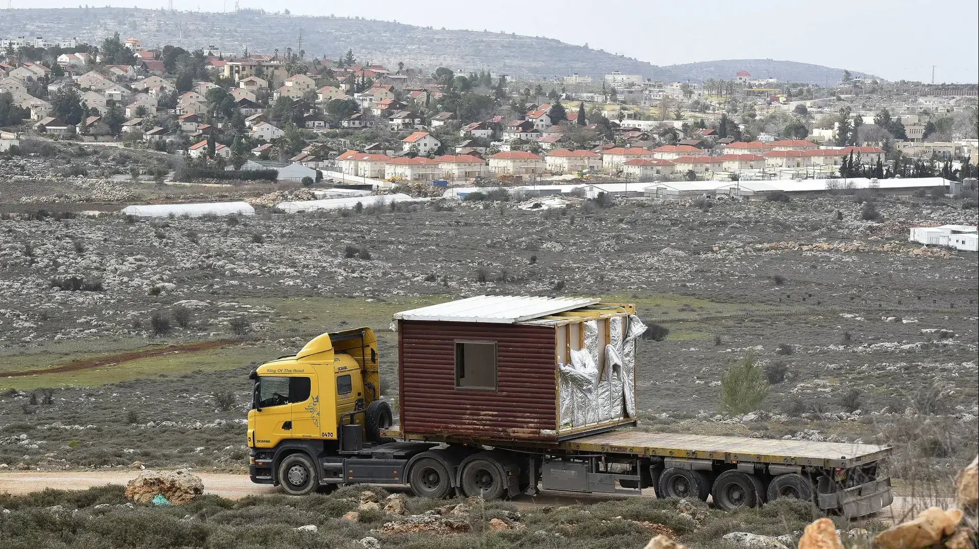 המאחז עמונה במהלך הריסת המבנים האחרונים לאחר פינויו מתושבים ומפגינים, 8 בפברואר 2017 המאחז עמונה במהלך הריסת המבנים האחרונים לאחר פינויו מתושבים ומפגינים, 8 בפברואר 2017