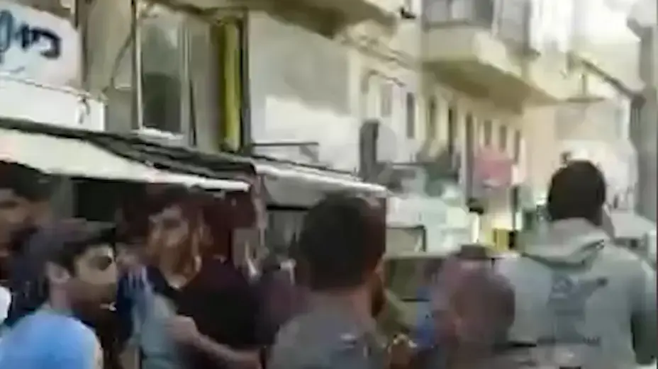מועאד עאמר שהותקף על ידי המון שחשב כי הוא המחבל שביצע את פיגוע הירי בפתח תקווה, 9 בפברואר 2017 מועאד עאמר שהותקף על ידי המון שחשב כי הוא המחבל שביצע את פיגוע הירי בפתח תקווה, 9 בפברואר 2017