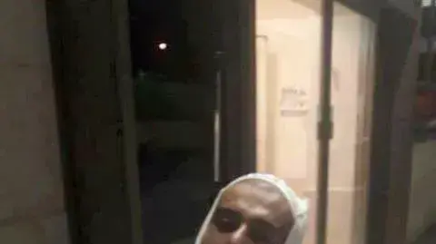 מועאד עאמר שהותקף על ידי המון שחשב כי הוא המחבל שביצע את פיגוע הירי בפתח תקווה בבית החולים, 9 בפברואר 2017 מועאד עאמר שהותקף על ידי המון שחשב כי הוא המחבל שביצע את פיגוע הירי בפתח תקווה בבית החולים, 9 בפברואר 2017