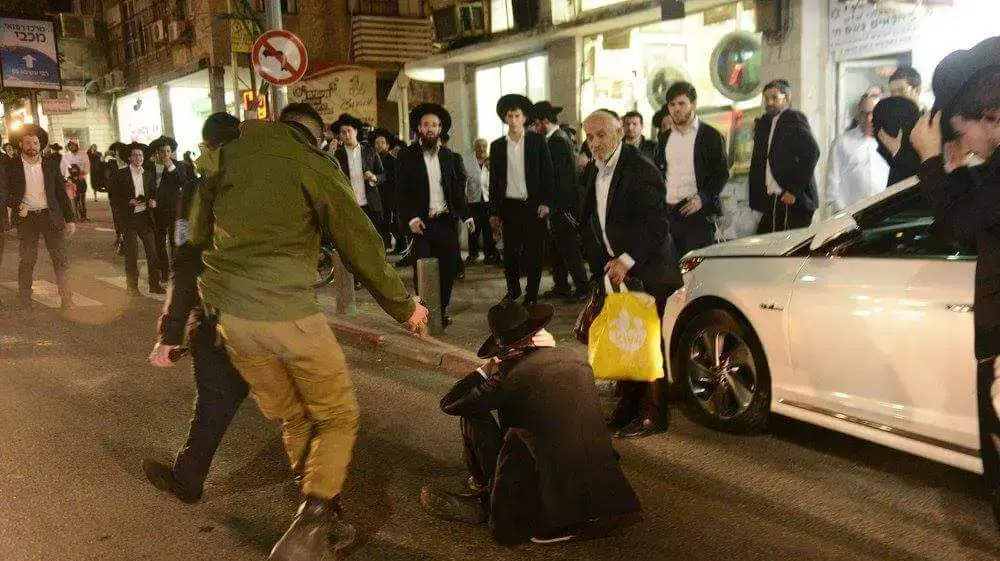 חייל מותקף על ידי חרדים בבני ברק לאחר שהתגרה בהם, 9 בפברואר 2017 חייל מותקף על ידי חרדים בבני ברק לאחר שהתגרה בהם, 9 בפברואר 2017