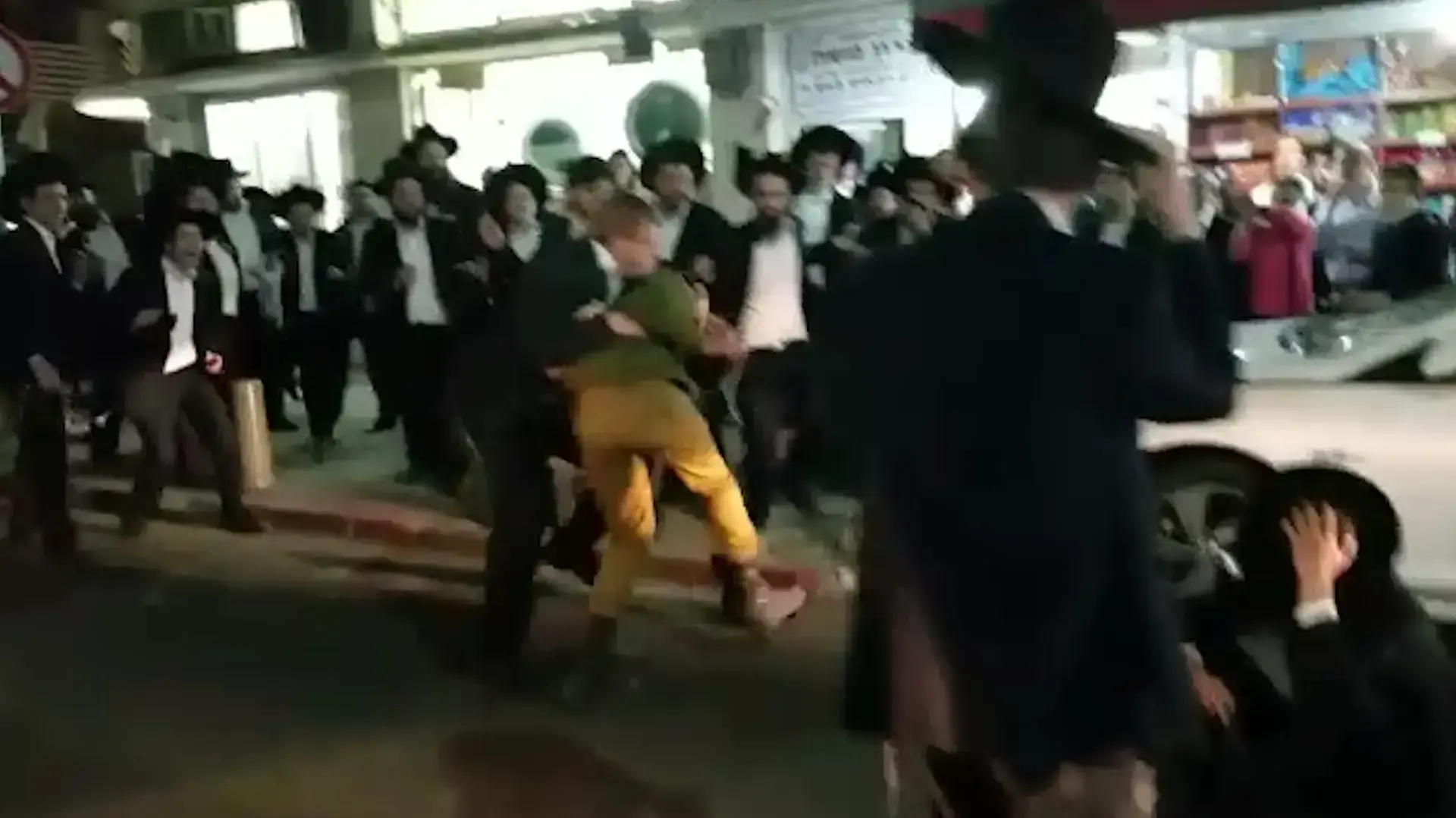 תיעוד תקיפת חייל במהלך ההפגנה בבני ברק תיעוד תקיפת חייל במהלך ההפגנה בבני ברק