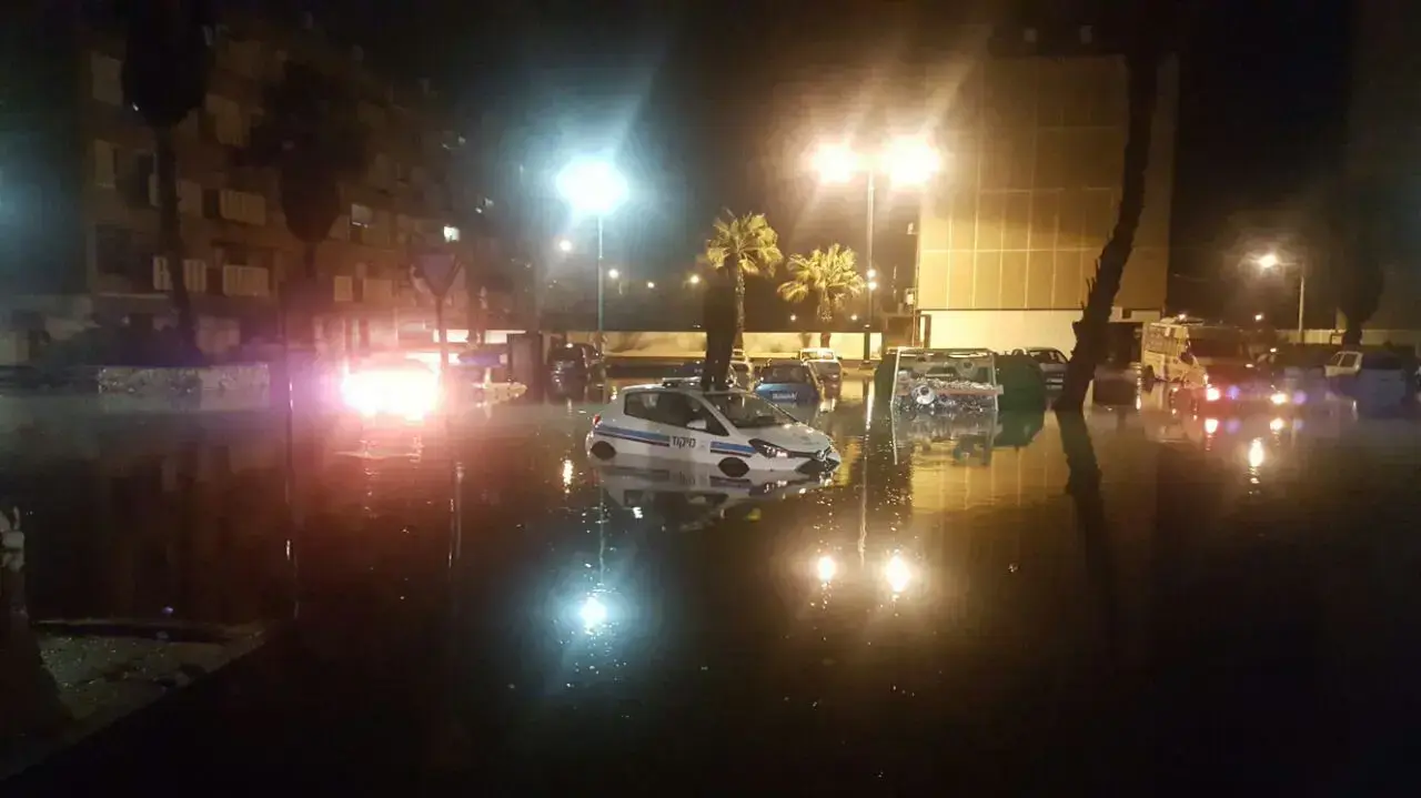 נהגים שנתקעו בעקבות ההצפות באזור הקריות חולצו בידי כוחות כיבוי, 12 בפברואר 2017 נהגים שנתקעו בעקבות ההצפות באזור הקריות חולצו בידי כוחות כיבוי, 12 בפברואר 2017