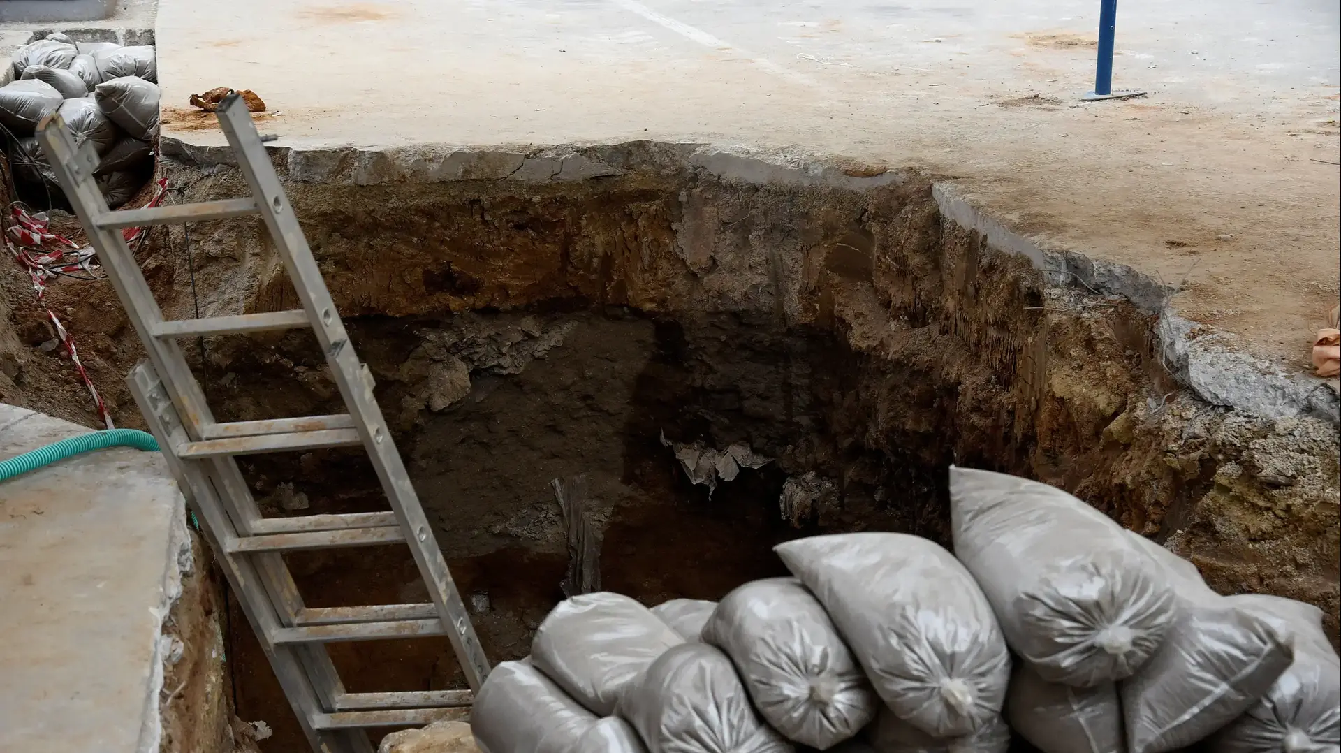 שוטרים באתר שממנו פונתה פצה ממלחמת העולם השנייה בעיר סלוניקי, יוון, 12 בפברואר 2017