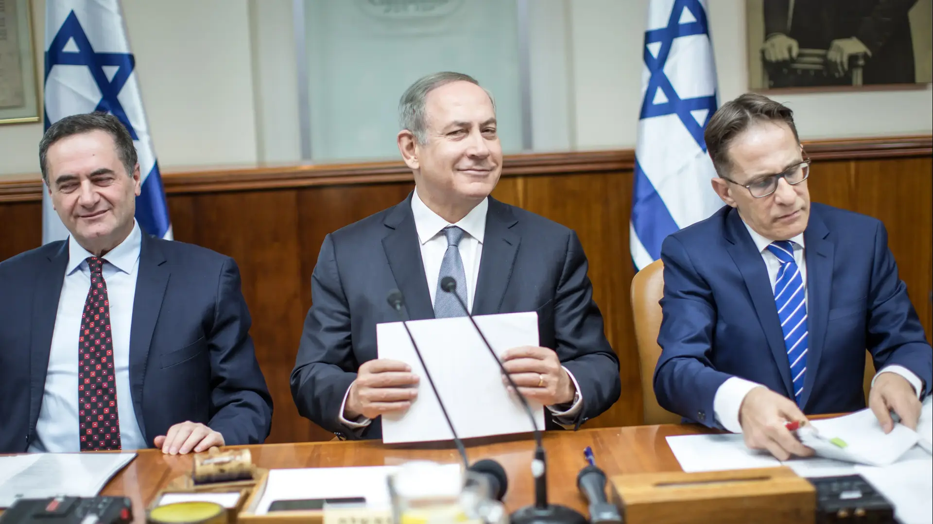 מזכיר הממשלה יצחק ברוורמן ראש הממשלה בנימין נתניהו ושר התחבורה ישראל כץ בישיבת הממשלה, 12 בפברואר 2017