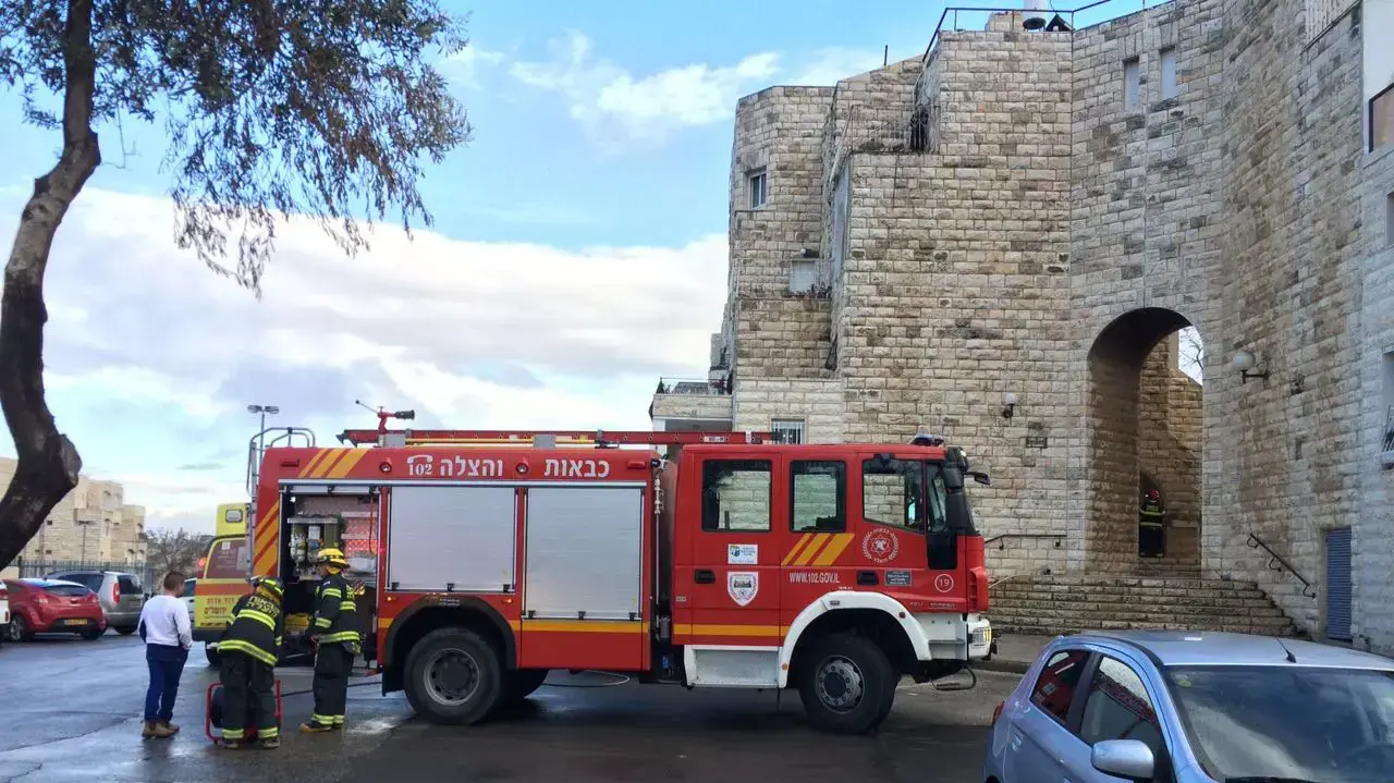 פינוי נכה בן 70 שנפגע בשריפה בדירה, שכונת גילה ירושלים. 12 בפברואר 2017 פינוי נכה בן 70 שנפגע בשריפה בדירה, שכונת גילה ירושלים. 12 בפברואר 2017