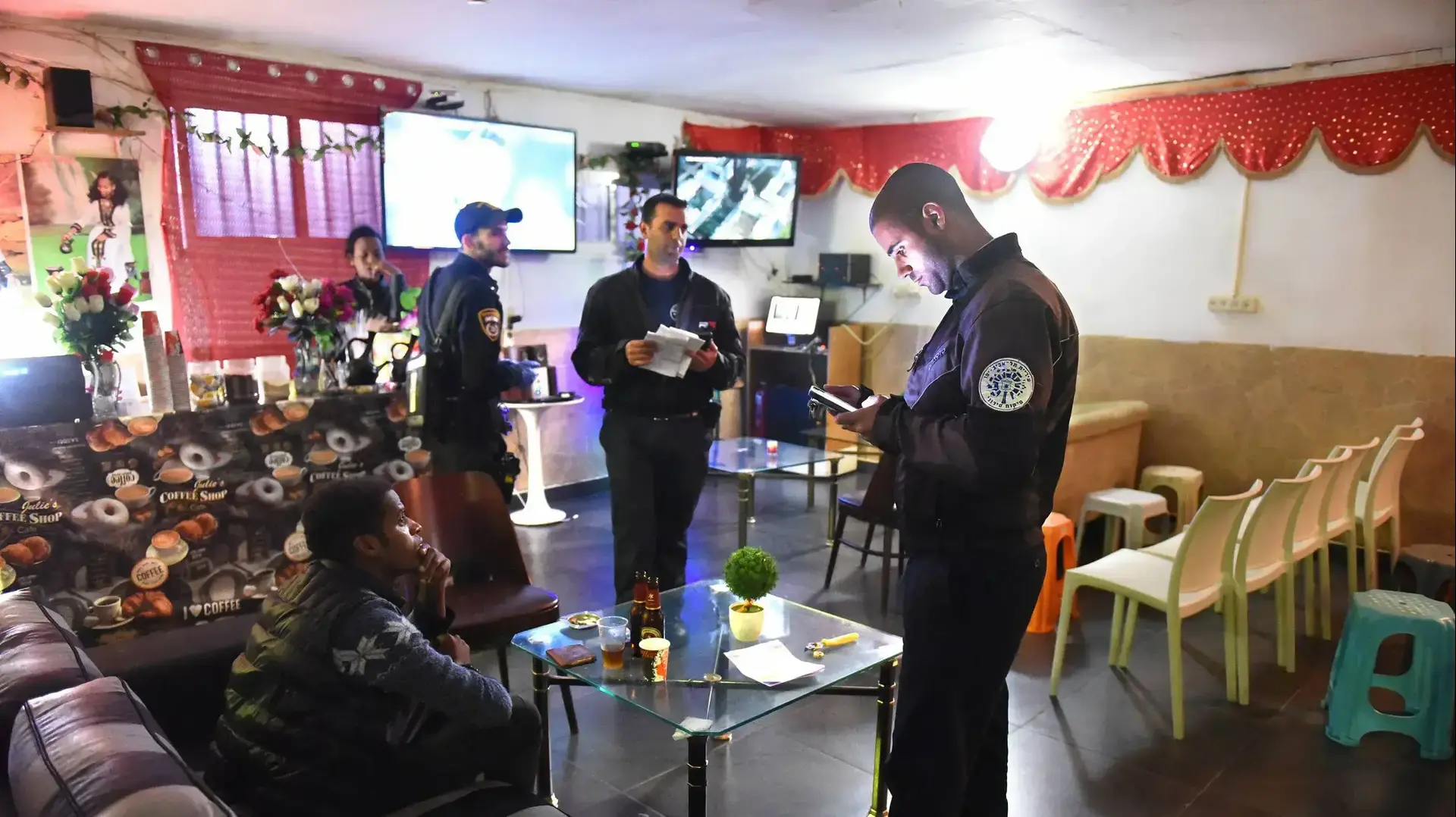 שוטרי סיור עירוני ולוחמי יס"מ בסיור באזור התחנה המרכזית בתל אביב, 9 בפברואר 2017 שוטרי סיור עירוני ולוחמי יס"מ בסיור באזור התחנה המרכזית בתל אביב, 9 בפברואר 2017