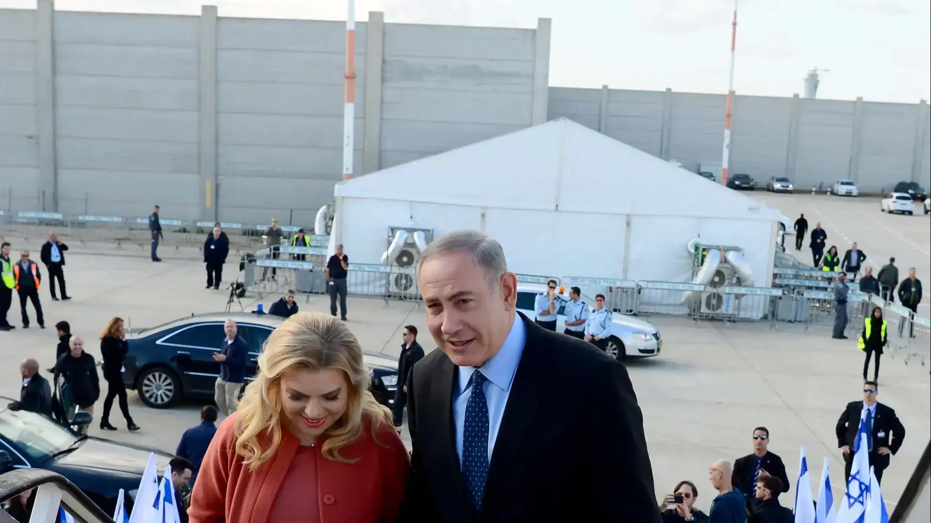 ראש הממשלה בנימין נתניהו ורעייתו שרה עולים לטיסה לוושינגטון, פברואר 2016 ראש הממשלה בנימין נתניהו ורעייתו שרה עולים לטיסה לוושינגטון, פברואר 2016