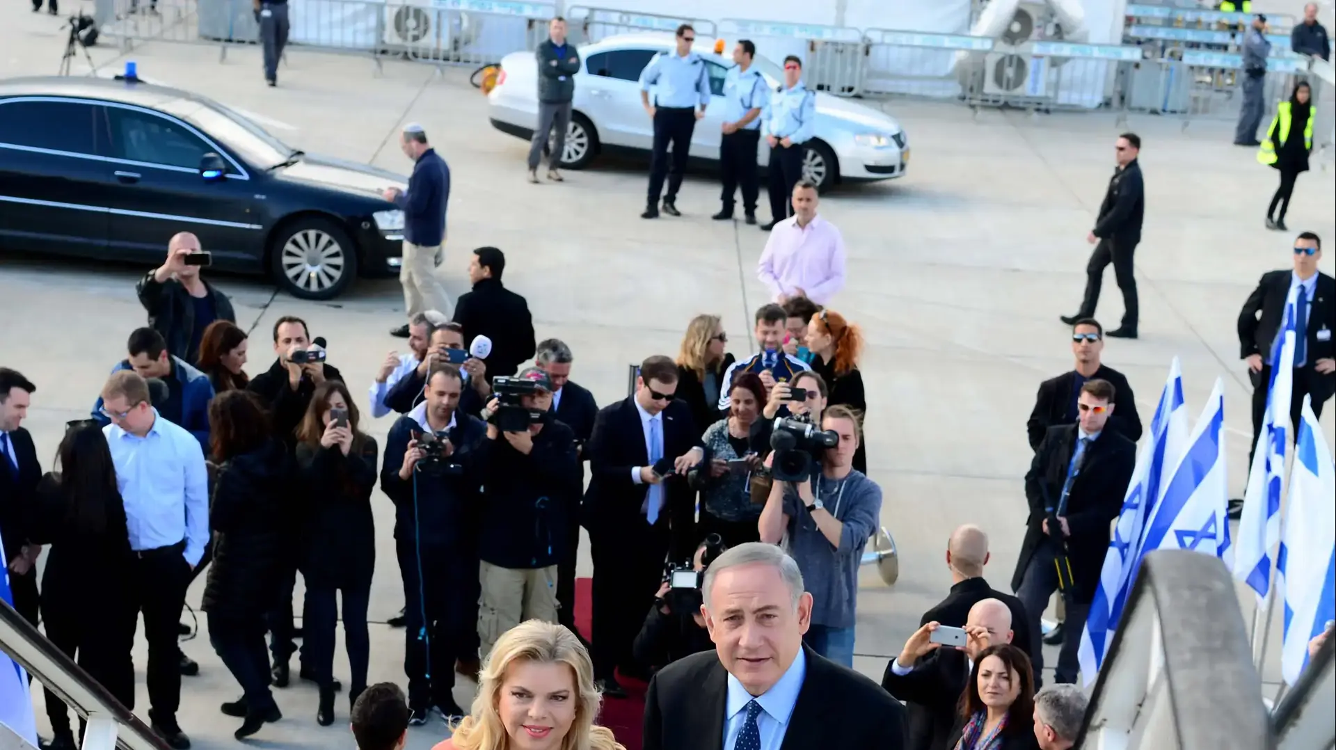 ראש הממשלה בנימין נתניהו ורעייתו שרה עולים לטיסה לוושינגטון, פברואר 2016 ראש הממשלה בנימין נתניהו ורעייתו שרה עולים לטיסה לוושינגטון, פברואר 2016