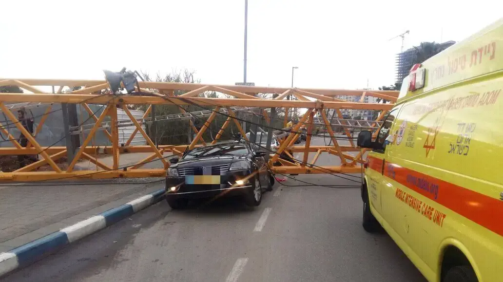 מנוף שקרס ברחוב הנביאים וקוממיות בבת ים, 13 בפברואר 2017 מנוף שקרס ברחוב הנביאים וקוממיות בבת ים, 13 בפברואר 2017