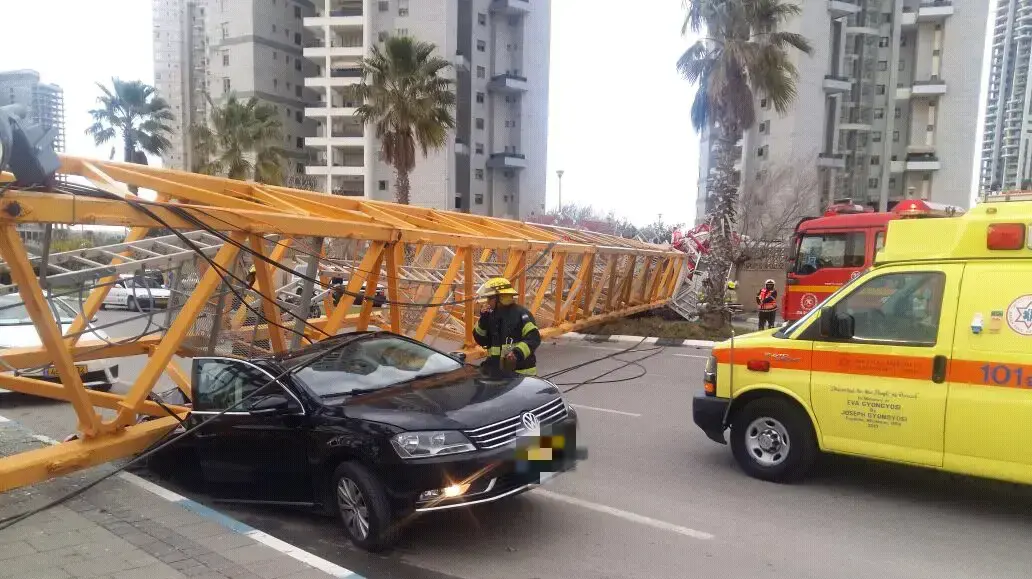 מנוף שקרס ברחוב הנביאים וקוממיות בבת ים, 13 בפברואר 2017