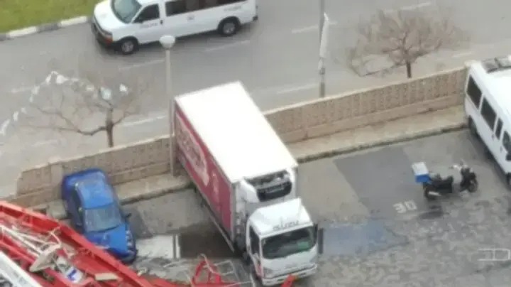 פועלים שעבדו בזירת קריסת מנוף ברחוב הנביאים בבת ים, 13 בפברואר 2017 פועלים שעבדו בזירת קריסת מנוף ברחוב הנביאים בבת ים, 13 בפברואר 2017