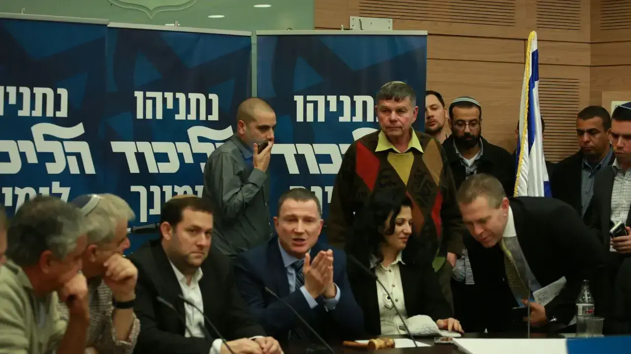 השר לביטחון פנים גלעד ארדן ויו"ר הכנסת יולי אדלשטיין בישיבת סיעת הליכוד ובה שלטים ביבי עומדים לימינך, 13 בפברואר 2017 השר לביטחון פנים גלעד ארדן ויו"ר הכנסת יולי אדלשטיין בישיבת סיעת הליכוד ובה שלטים ביבי עומדים לימינך, 13 בפברואר 2017