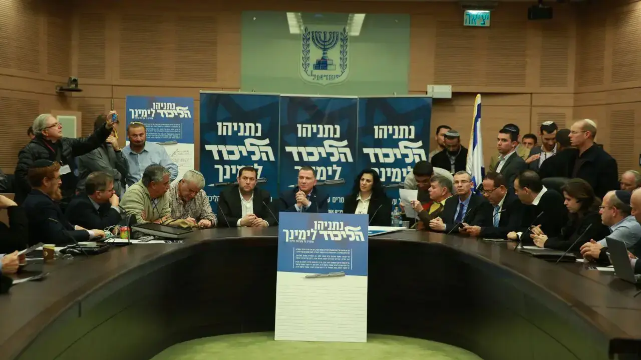 השר לביטחון פנים גלעד ארדן ויו"ר הכנסת יולי אדלשטיין בישיבת סיעת הליכוד ובה שלטים ביבי עומדים לימינך, 13 בפברואר 2017 השר לביטחון פנים גלעד ארדן ויו"ר הכנסת יולי אדלשטיין בישיבת סיעת הליכוד ובה שלטים ביבי עומדים לימינך, 13 בפברואר 2017
