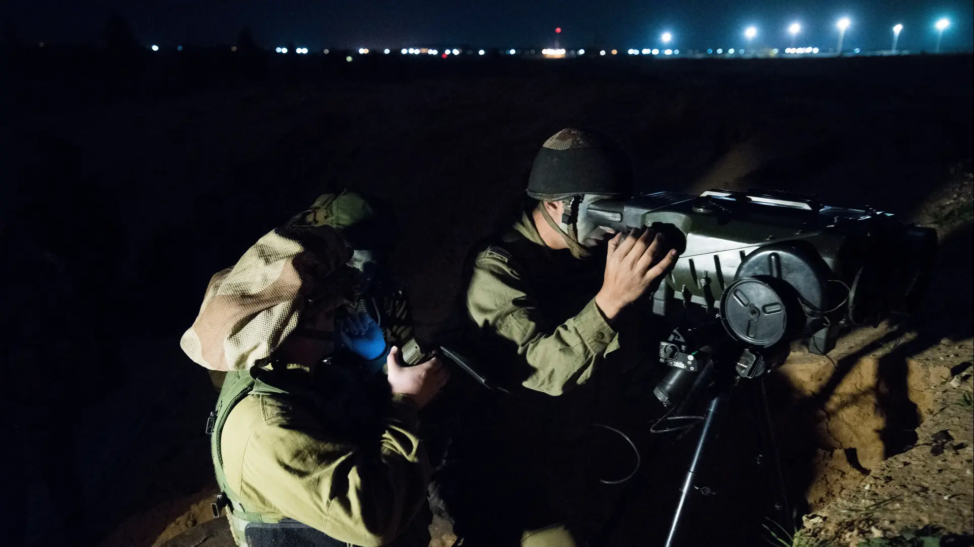 לוחמים מגדוד נשר מבצעים תצפית במהלך מארב בגבול רצועת עזה, 8 בפברואר 2017 לוחמים מגדוד נשר מבצעים תצפית במהלך מארב בגבול רצועת עזה, 8 בפברואר 2017