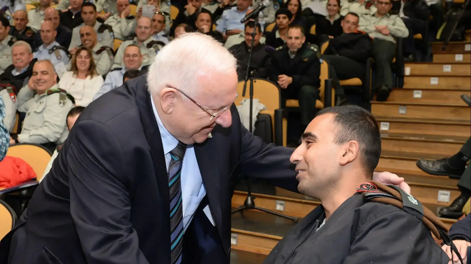 נשיא המדינה ראובן ריבלין וסא"ל שי סימן טוב שנפצע במהלך מבצע צוק איתן בכנס המכללות הצה"לי, 14 בפברואר 2017