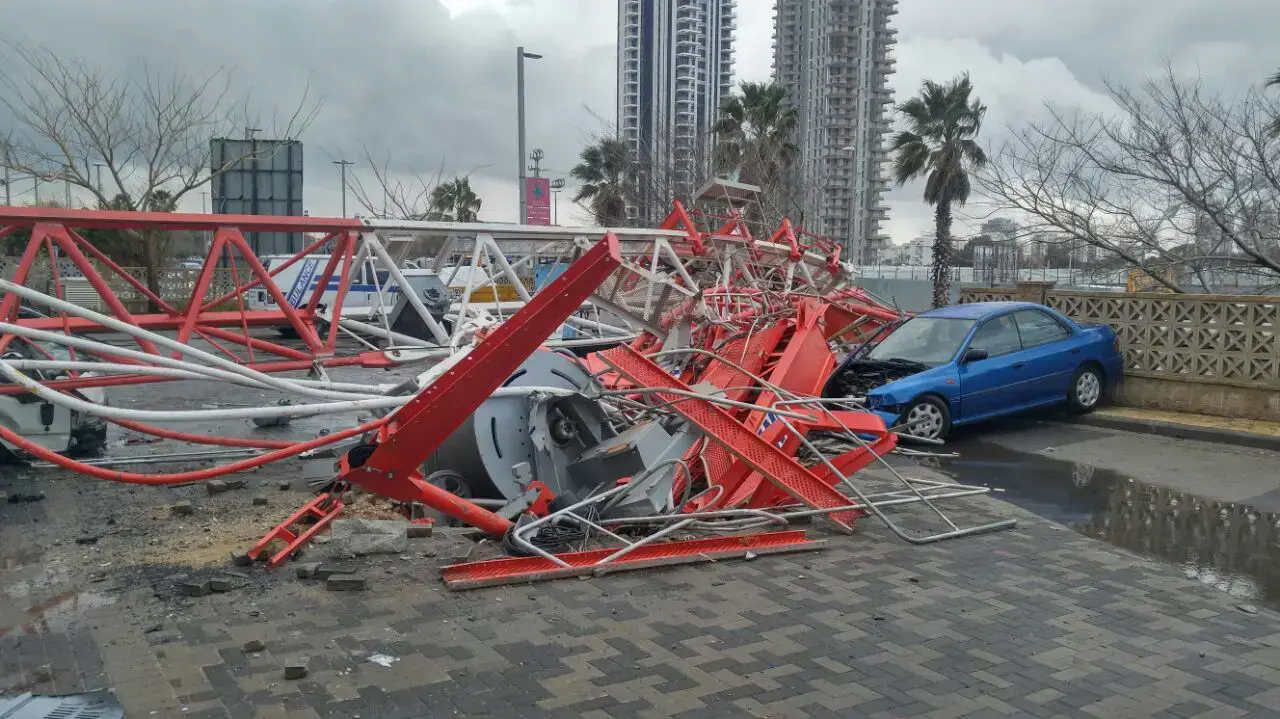 החנייה בסמוך לאתר הבנייה בו עמד העגורן שהתרסק אל רחוב הנביאים בבת ים, 14 בפברואר 2017 החנייה בסמוך לאתר הבנייה בו עמד העגורן שהתרסק אל רחוב הנביאים בבת ים, 14 בפברואר 2017