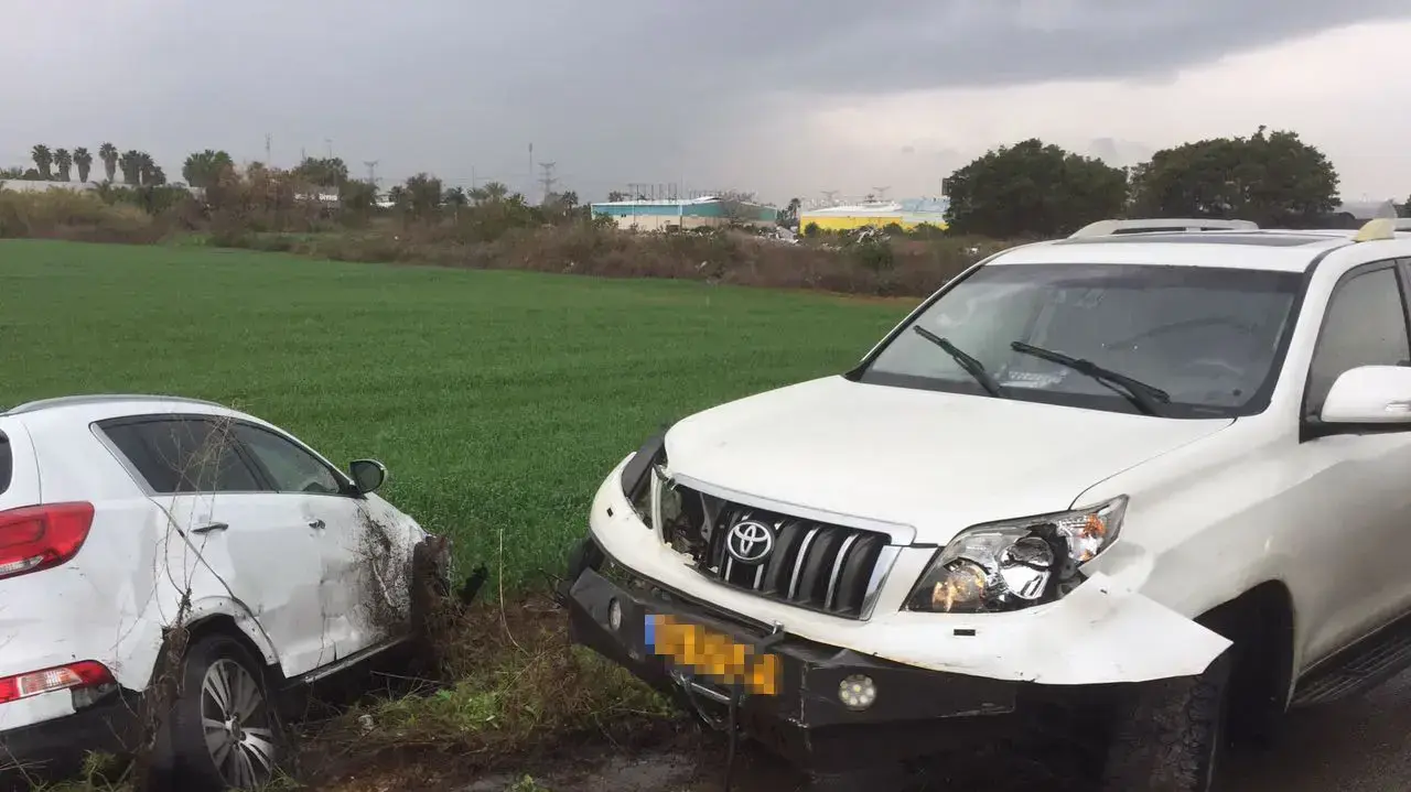רכב גנוב בתום מרדף משטרה אחר הגנב, בכפר סבא, 14 בפברואר 2017 רכב גנוב בתום מרדף משטרה אחר הגנב, בכפר סבא, 14 בפברואר 2017