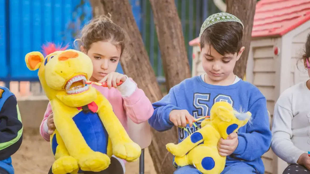 ילדים לומדים לצחצח שיניים נכון במסגרת תכנית חיוכים ילדים לומדים לצחצח שיניים נכון במסגרת תכנית חיוכים