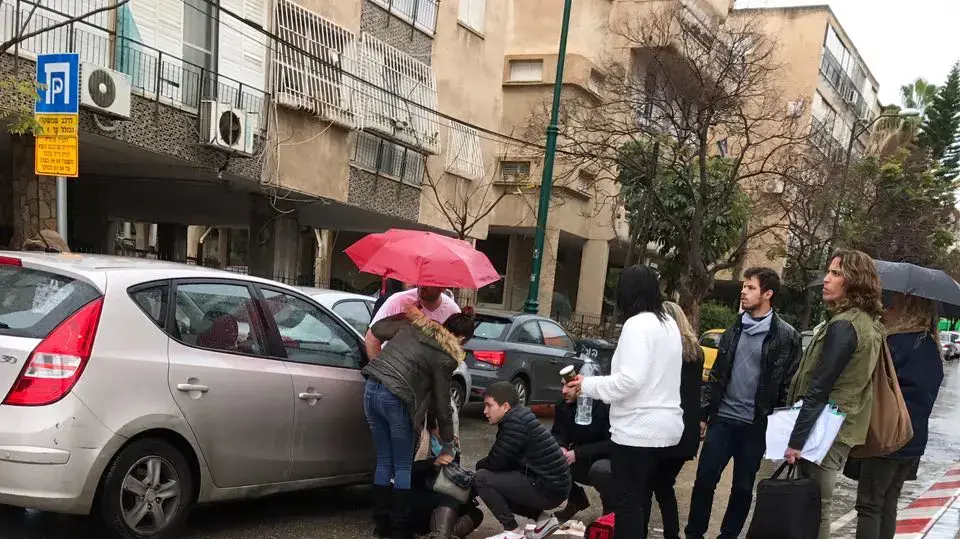תלמידי הגימנסיה הריאלית בראשון לציון סייעו לפצועה בתאונת דרכים מחוץ לבית הספר. פברואר 2017 תלמידי הגימנסיה הריאלית בראשון לציון סייעו לפצועה בתאונת דרכים מחוץ לבית הספר. פברואר 2017