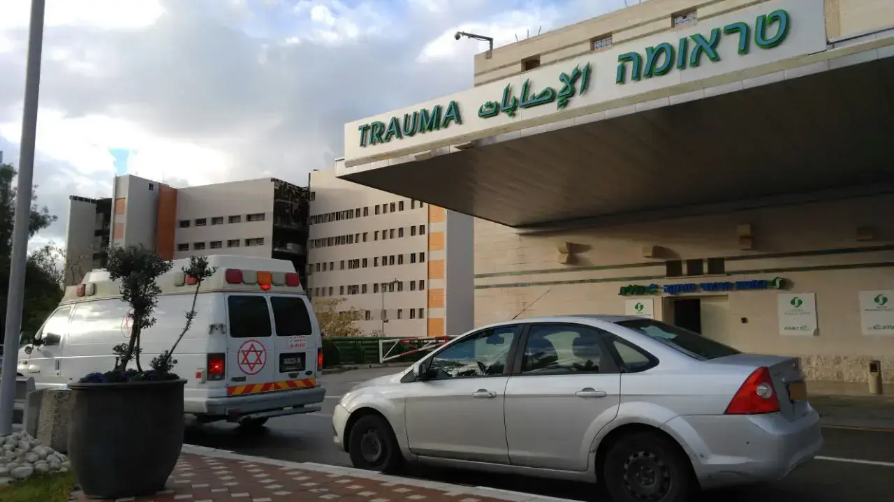 פינוי הפצועים מתאונת הדרכים בצומת הרוחות, בית חולים סורוקה באר שבע. 15 בפברואר 2017 פינוי הפצועים מתאונת הדרכים בצומת הרוחות, בית חולים סורוקה באר שבע. 15 בפברואר 2017