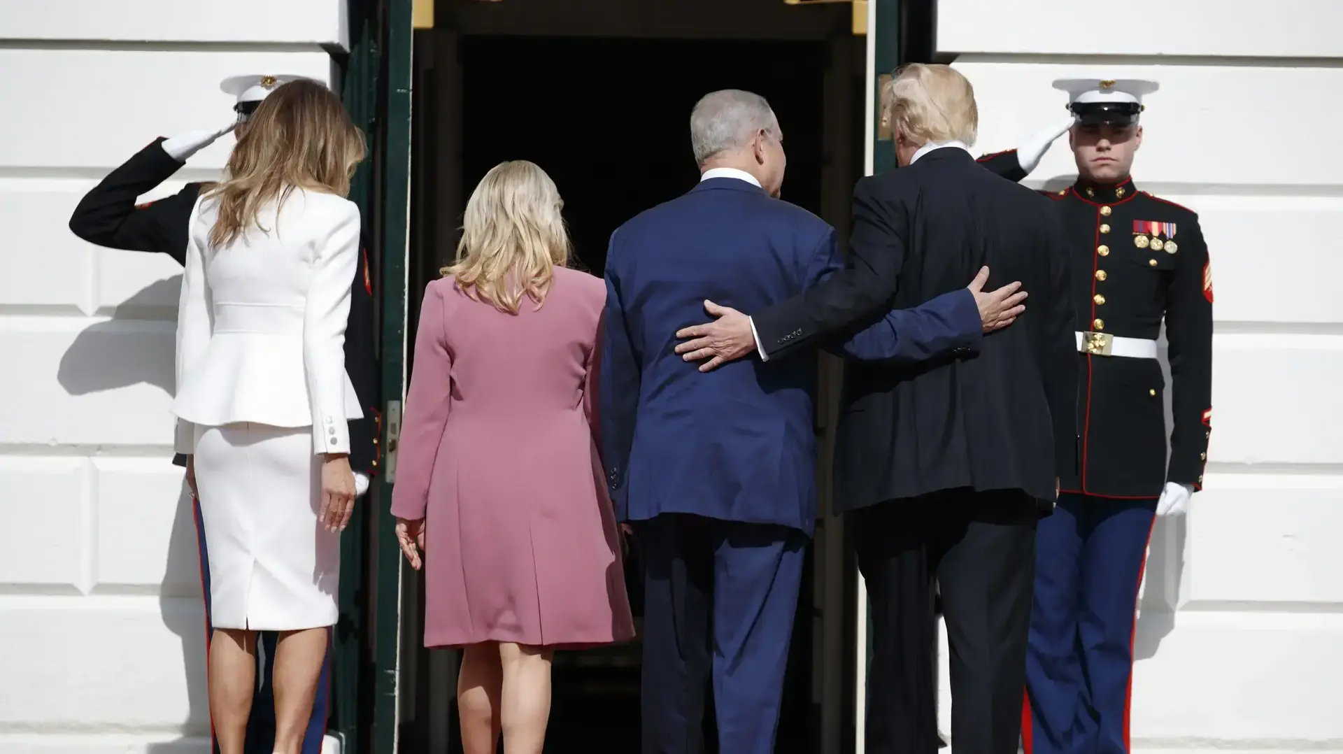 ראש הממשלה בנימין נתניהו ונשיא ארה"ב דונלד טראמפ נפגשים עם רעיותיהם בבית הלבן, 15 בפברואר 2017 ראש הממשלה בנימין נתניהו ונשיא ארה"ב דונלד טראמפ נפגשים עם רעיותיהם בבית הלבן, 15 בפברואר 2017