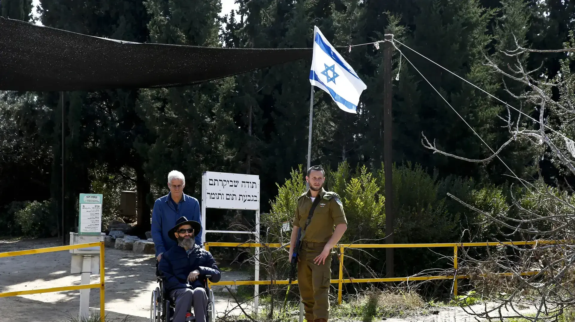 יואב וחגית קידר ובועז כיתאן, הורים שבניהם נספו באסון המסוקים, גבעת תום ותומר. פברואר 2017 יואב וחגית קידר ובועז כיתאן, הורים שבניהם נספו באסון המסוקים, גבעת תום ותומר. פברואר 2017