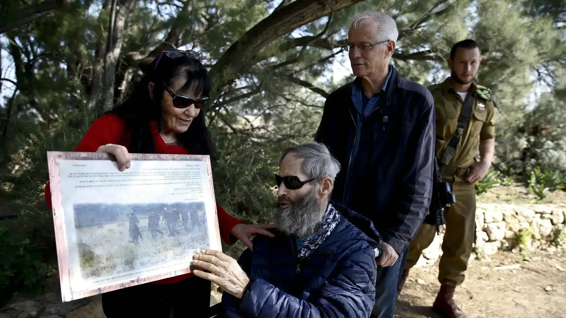בועז כיתאן (מימין) ויואב וחגית קידר, הורים שבניהם נספו באסון המסוקים, גבעת תום ותומר. פברואר 2017 בועז כיתאן (מימין) ויואב וחגית קידר, הורים שבניהם נספו באסון המסוקים, גבעת תום ותומר. פברואר 2017