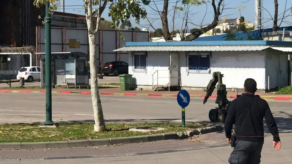 חבלנים של המשטרה בזירת סיכול פיצוץ מטען שהושם מתחת לרכבו של שחקן כדורגל ברמת השרון. 17 בפברואר 2017 חבלנים של המשטרה בזירת סיכול פיצוץ מטען שהושם מתחת לרכבו של שחקן כדורגל ברמת השרון. 17 בפברואר 2017