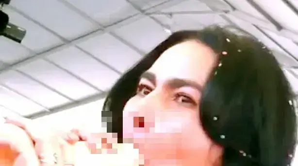חברת פרלמנט מדגימה שימוש בקונדום בעזרת הפה