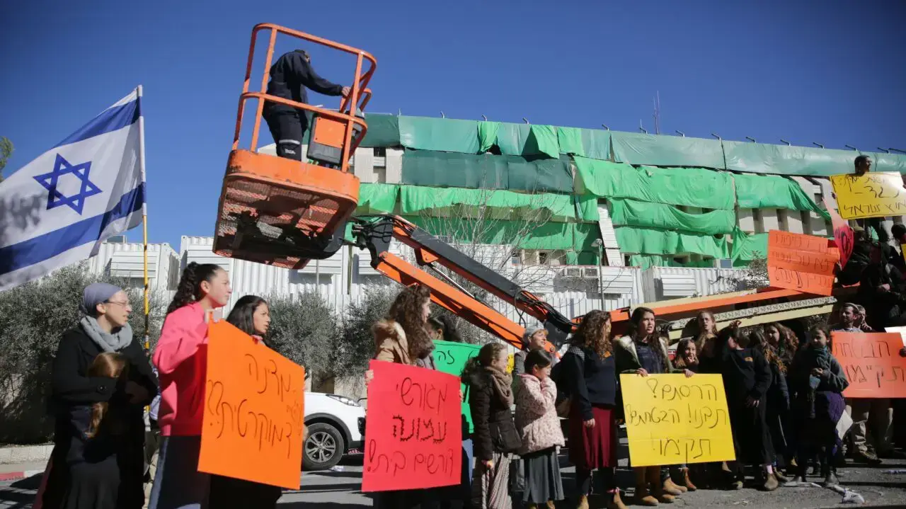 תושבי עמונה מוחים מול משרד ראש הממשלה, פברואר 2017 תושבי עמונה מוחים מול משרד ראש הממשלה, פברואר 2017