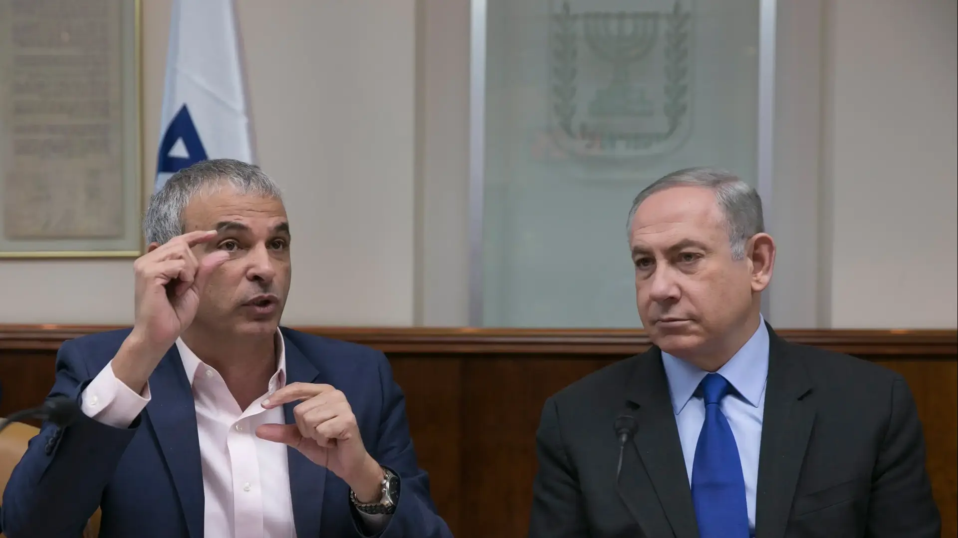 שר האוצר משה כחלון וראש הממשלה בנימין נתניהו בישיבת הממשלה הבוקר במשרדי ראש הממשלה, 19 בפברואר 2017 שר האוצר משה כחלון וראש הממשלה בנימין נתניהו בישיבת הממשלה הבוקר במשרדי ראש הממשלה, 19 בפברואר 2017