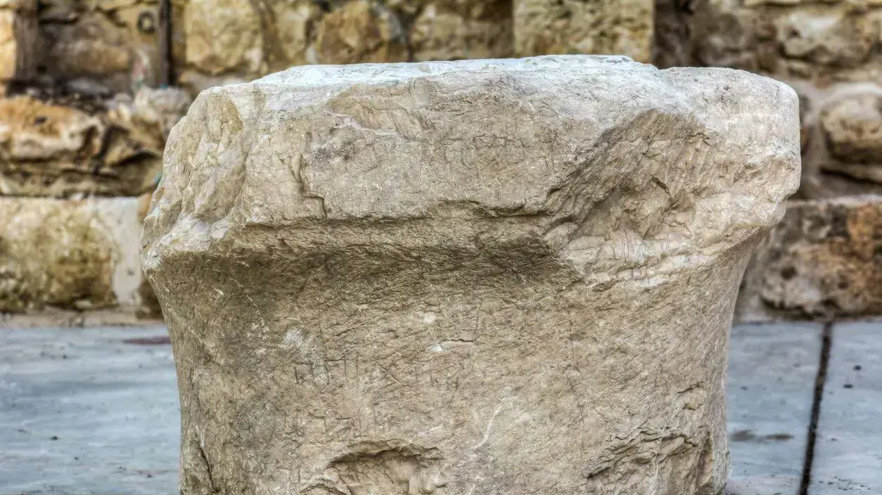 האבן שנמצאה בבית הכנסת בפקיעין האבן שנמצאה בבית הכנסת בפקיעין